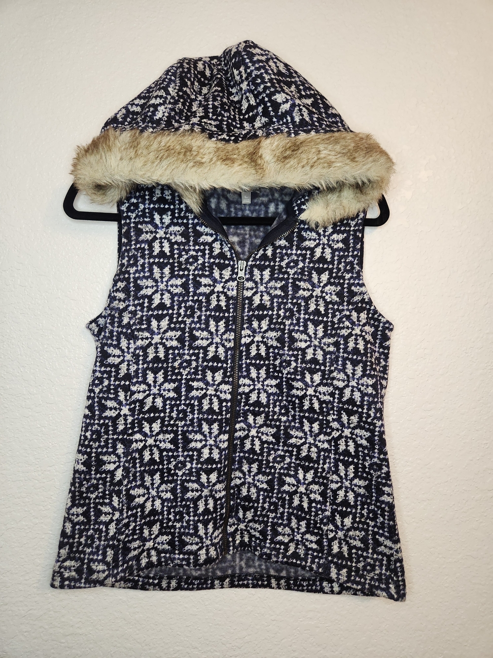 Talbots women's Vest Size Small Petite navy white hooded fair isleFaux Fur Trim